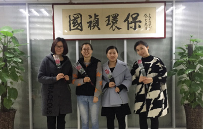 春臨江淮三月天，姹紫嫣紅映紅顏